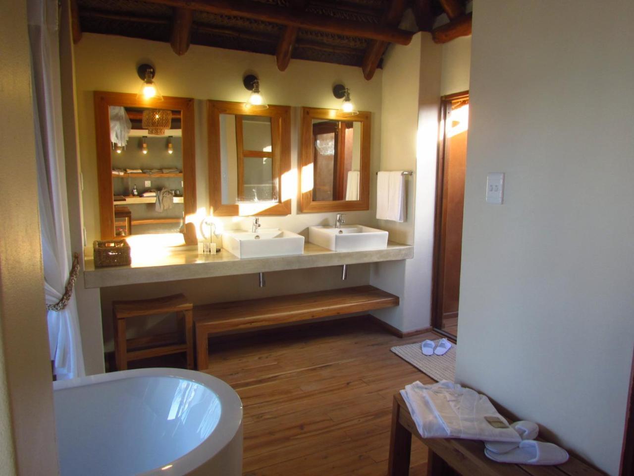 Eclectic Beach Retreat Cabo Nhamua Exterior photo